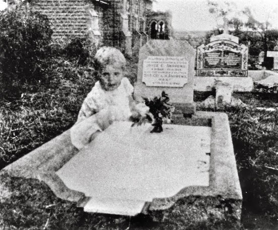 Năm 1940, bà Andrew Queensland, nước Úc, chụp hình ngôi mộ con gái của mình, nhưng sau khi rửa phim, trong bức ảnh đột nhiên có một đứa trẻ ngồi kế bên ngôi mộ. Năm sau đó, người ta mới nhận ra có một bé gái nhỏ được chôn gần đó.